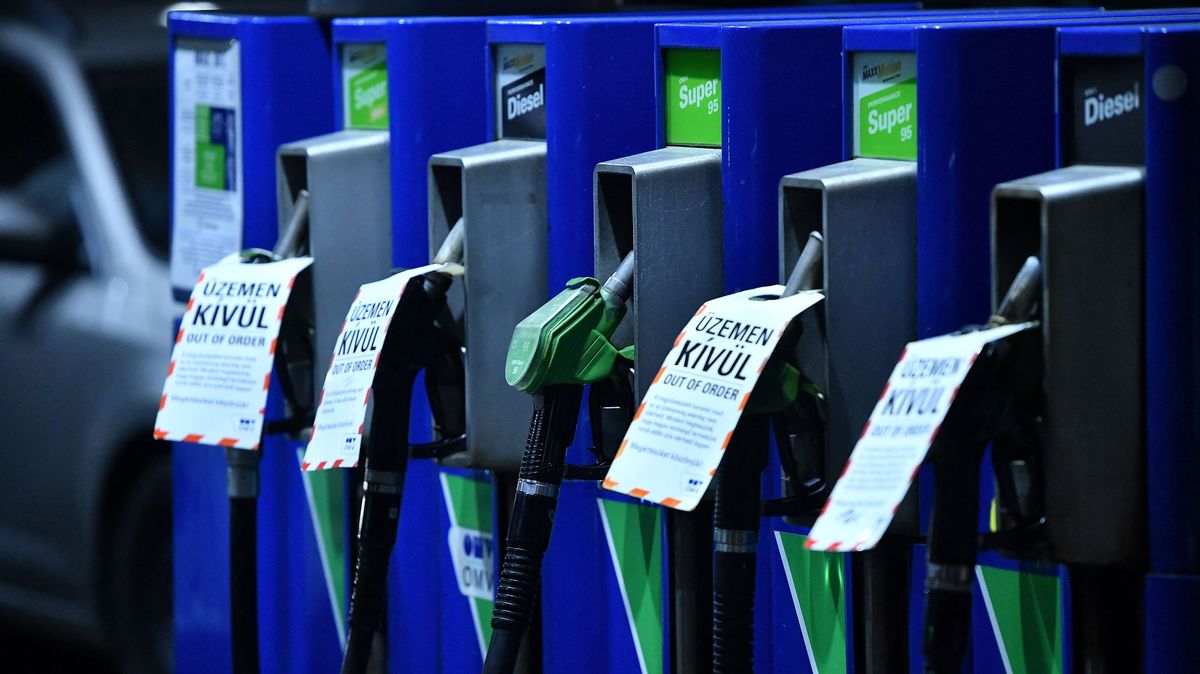 V Maďarsku tankují řidiči po zrušení stropu paliva dráž než v ČR
